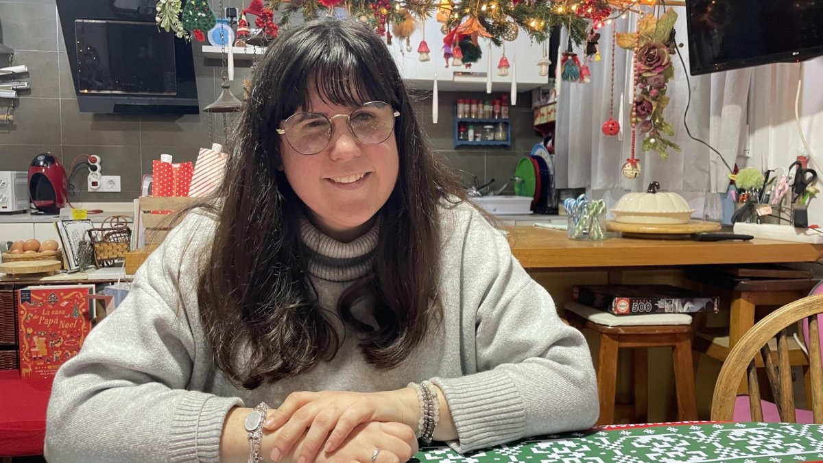 La bibliotecaria María Rodríguez Frías desde su cocina rodeada de Navidad.