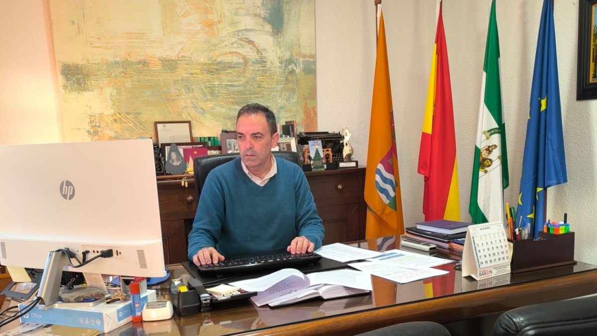 Pedro Ridao, alcalde de Antas en su despacho.