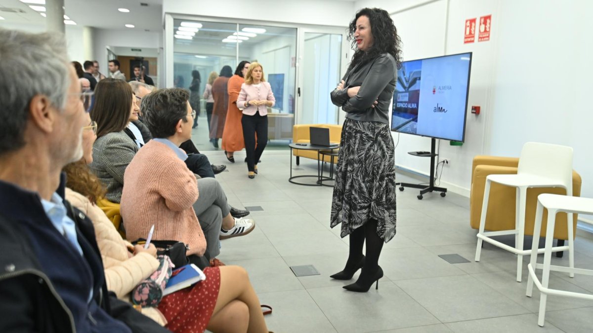 María del Mar Vázquez en el encuentro con las asociaciones en el Espacio ALMA.