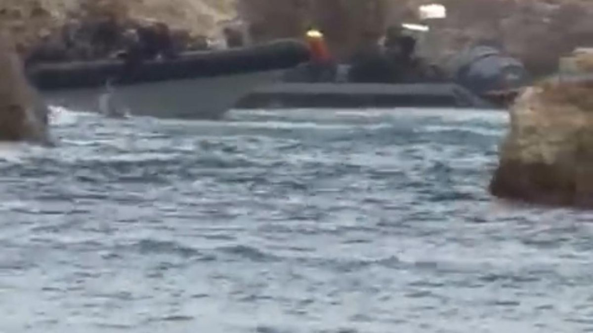 Las dos embarcaciones go fast entran en paralelo al embarcadero de mineral de Agua Amarga para empezar a desembarcar inmigrantes.