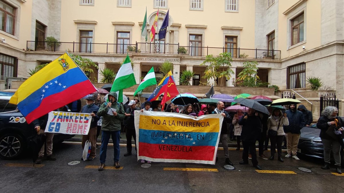 Manifestantes a las puertas de la Subdelegación del Gobierno de España en Almería.