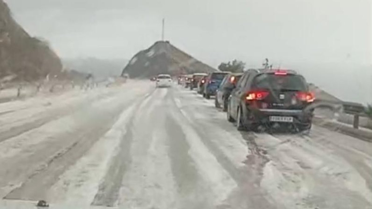 Granizo en la A-7 a la altura de Adra.