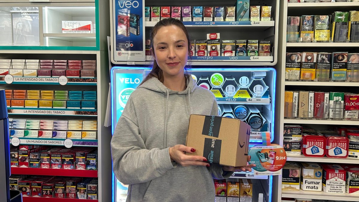 La recogida de paquetes, implementada desde hace unos meses en un estanco de la Puerta de Purchena.