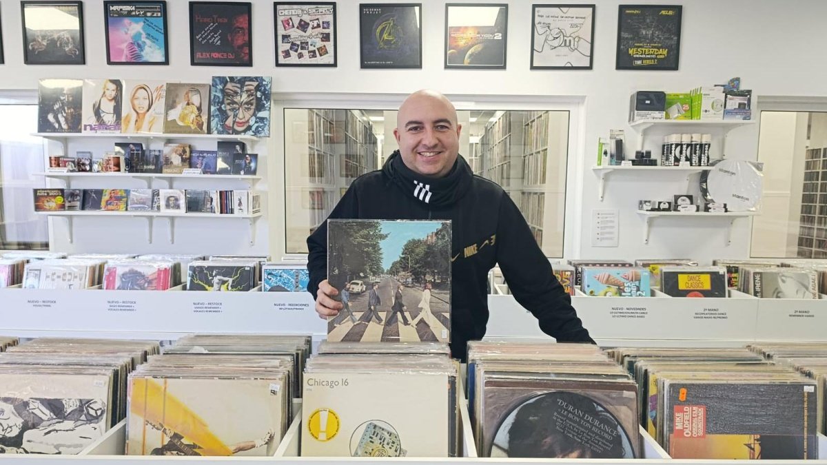 Josué Velázquez, propietario de Cristina Records, junto a su colección de vinilos.