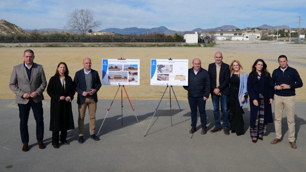 Autoridades en el lugar en el que se levantará el nuevo auditorio en el municipio de Albox.