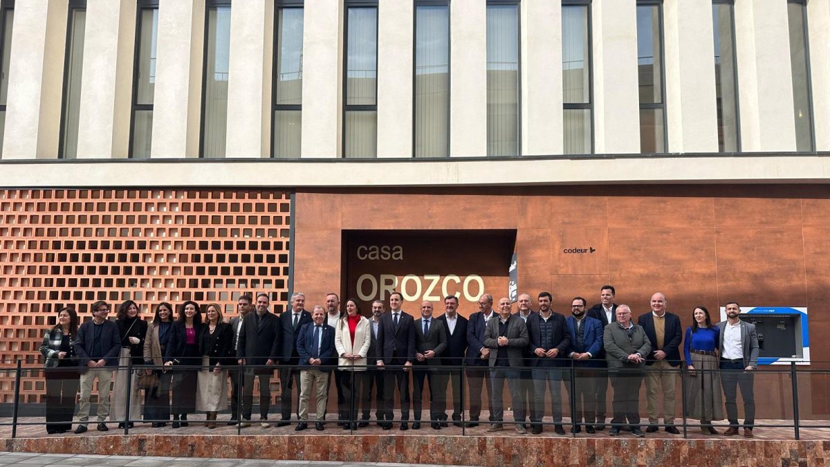 Autoridades y personalidades presentes durante la inauguración.