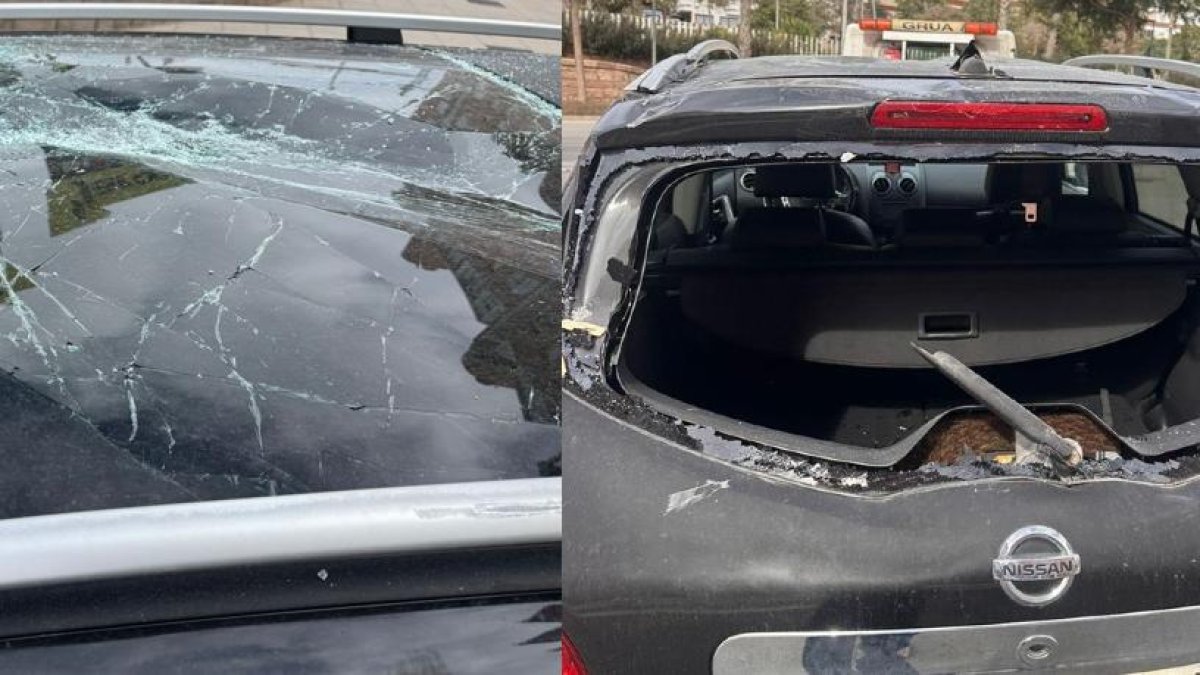 Uno de los vehículos, destrozado tras caerse un andamio.
