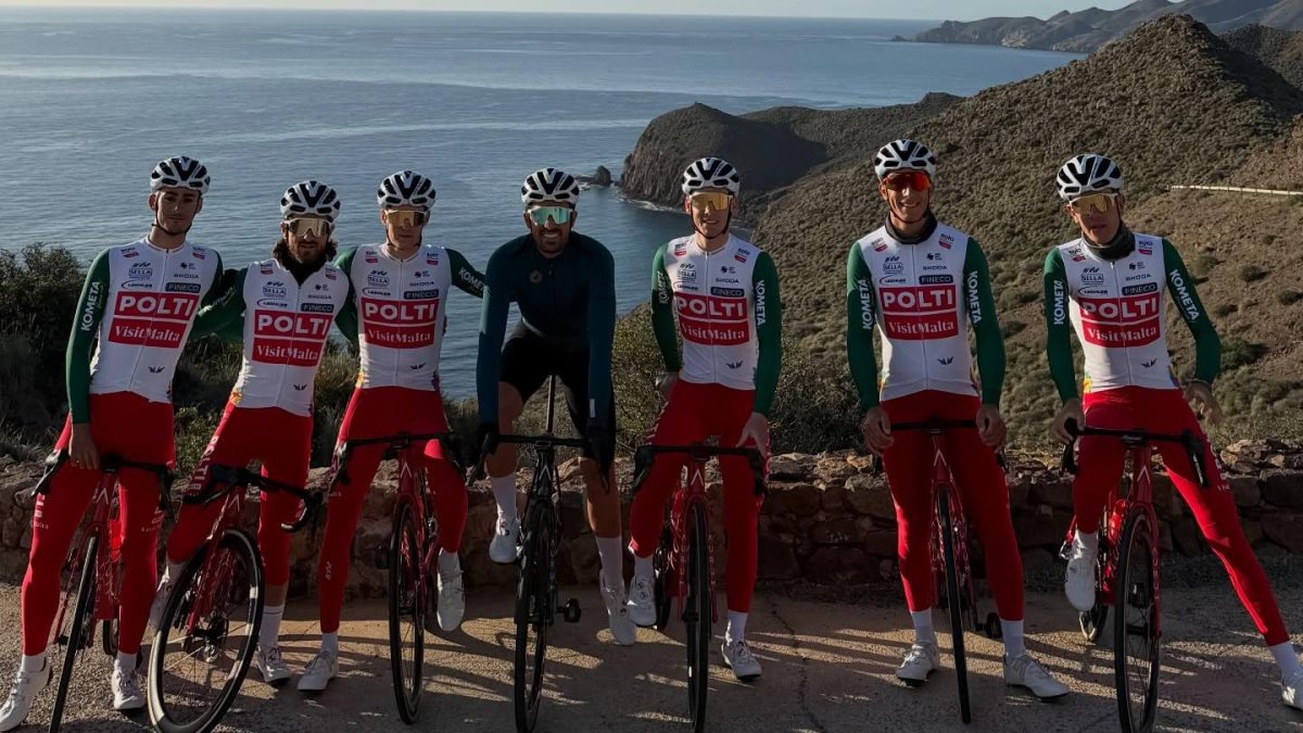 Alberto Contador disfrutando del ciclismo en la costa almeriense.