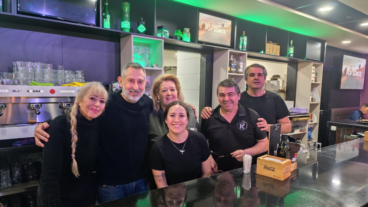 Julio Martín junto a su esposa Rosa García y el equipo de trabajadores de la Cafetería Roypa.