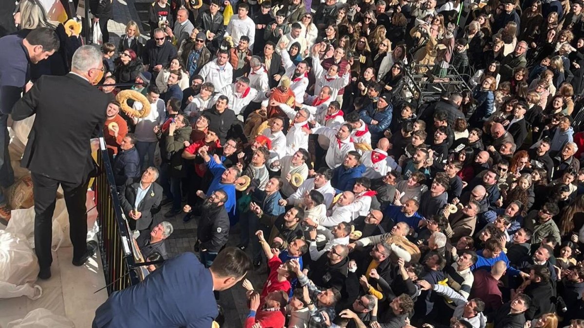 Gran tirada de roscos desde el balcón del Ayuntamiento de Olula del Río en honor a San Ildefonso.
