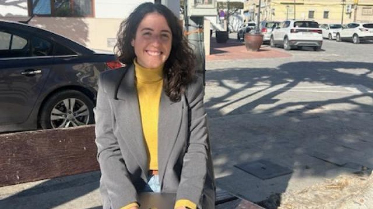 María del Carmen Flores Piñero en la Plaza Andalucía de Los Gallardos.