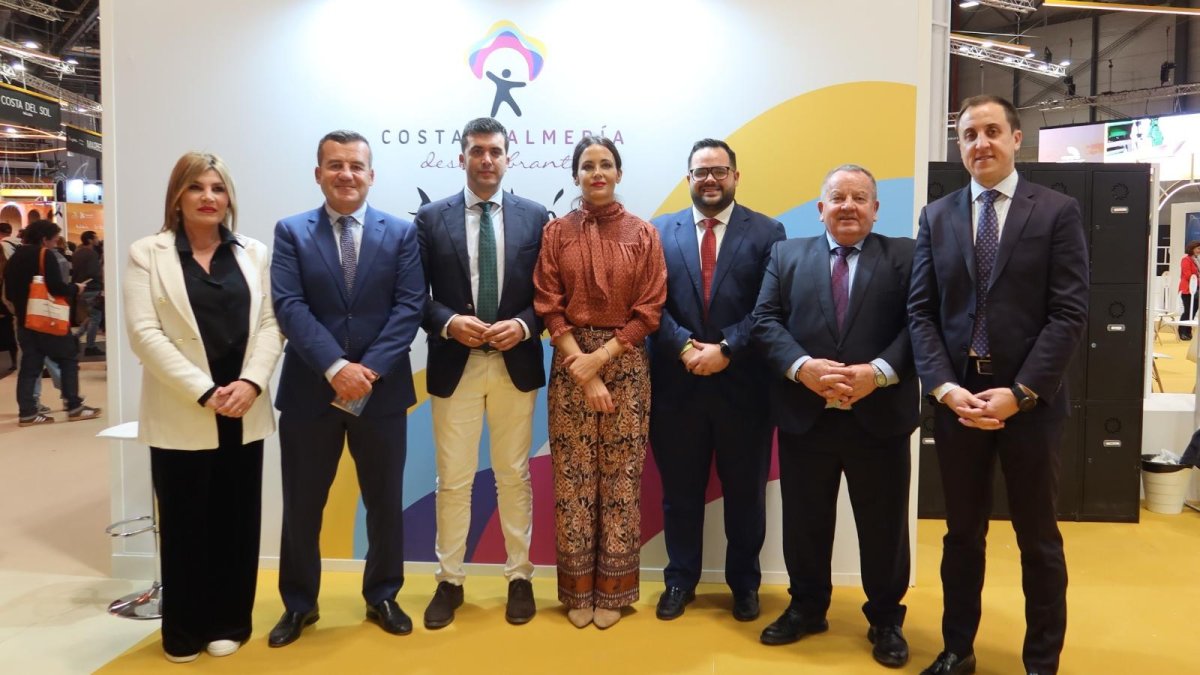 La diputada de Turismo, María José Herrada, junto a representantes de municipios de la provincia en el stand de ‘Costa de Almería’ en FITUR 2026.