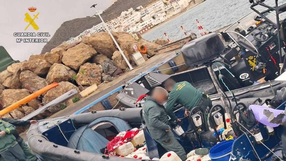 Imagen difundida por la Guardia Civil de sus actuaciones contra el petaqueo en Almería.