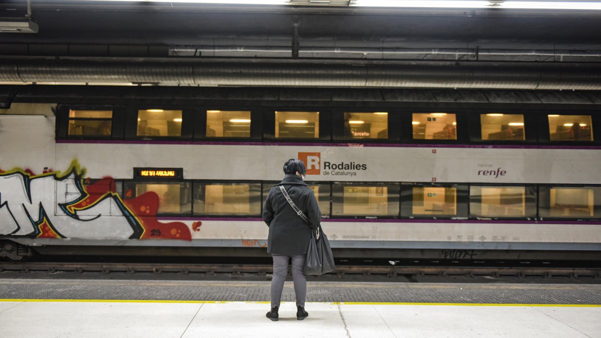 Viajeros cogen un tren de rodalies, en la estación de Sants, a 23 de enero de 2026, en Barcelona.