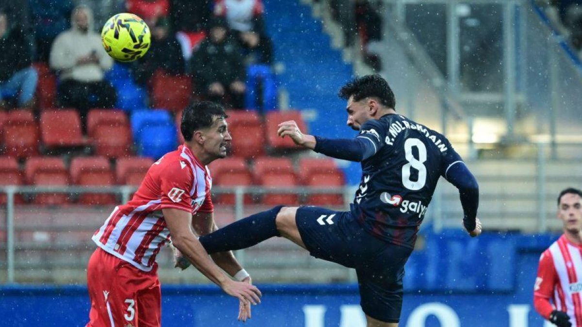 Álex Muñoz disputando un balón con Peru Nolaskoain. El Almería se vio superado en todas las facetas del juego por el Eibar.