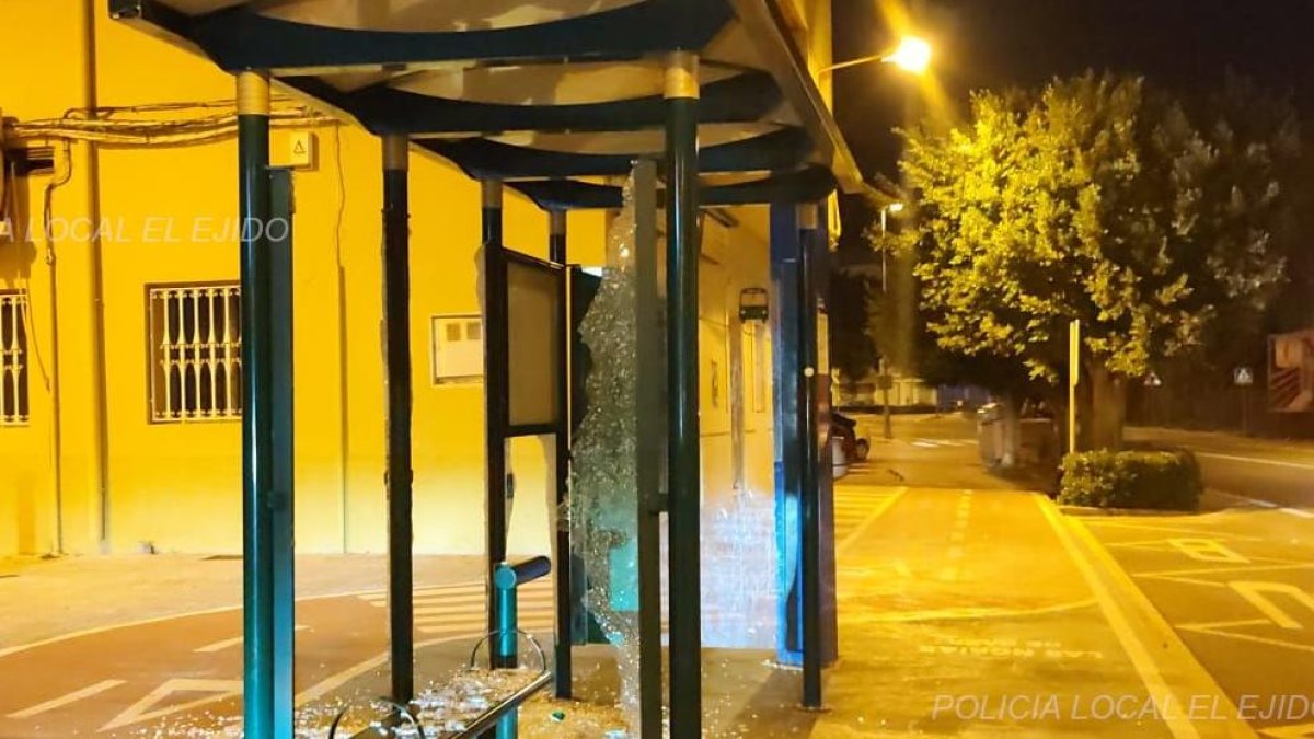 Imagen de una de las tres marquesinas destrozadas en El Ejido.