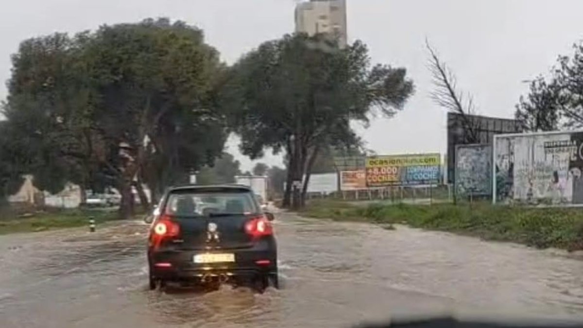 Acceso a El Ejido por la Avenida El Treinta encharcado por las lluvias.