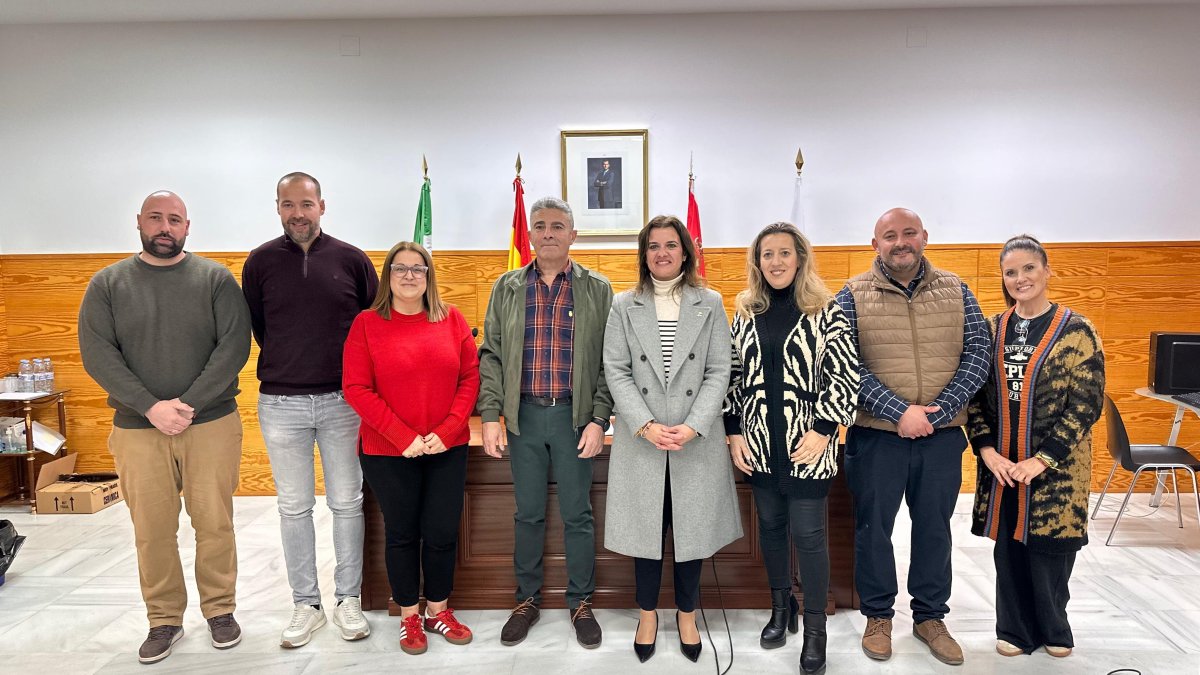 La alcaldesa, Noelia Damián, junto al que será pregonero de las fiestas de Benahadux en 2026.