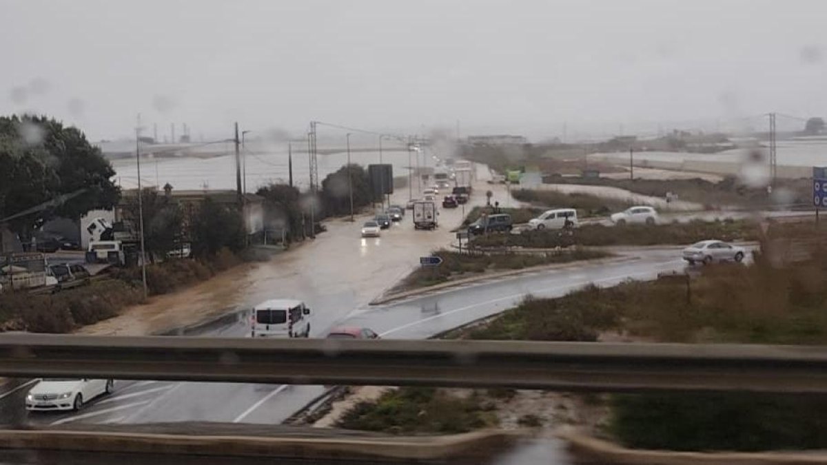 Inundaciones en carreteras del Poniente almeriense en una imagen de archivo.