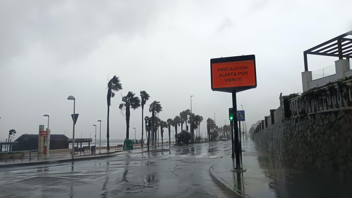 Panel informativo en el Paseo Marítimo de Almería por la alerta naranja días atrás.