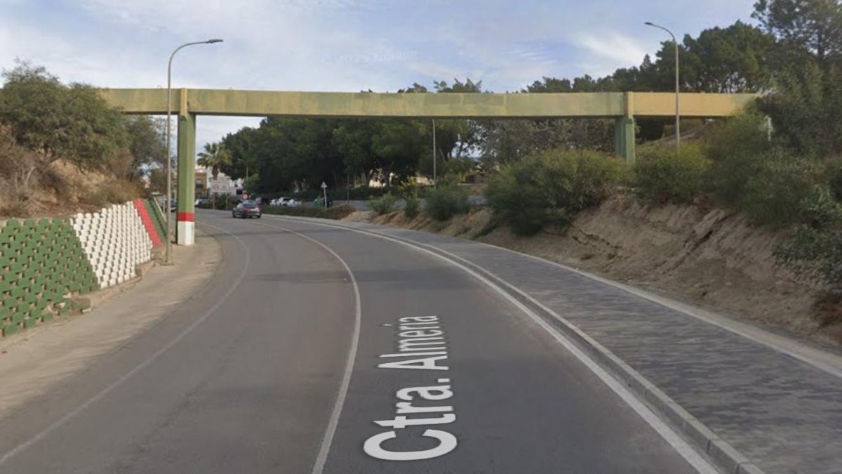 Acueducto de hormigón a la entrada a Huércal de Almería.