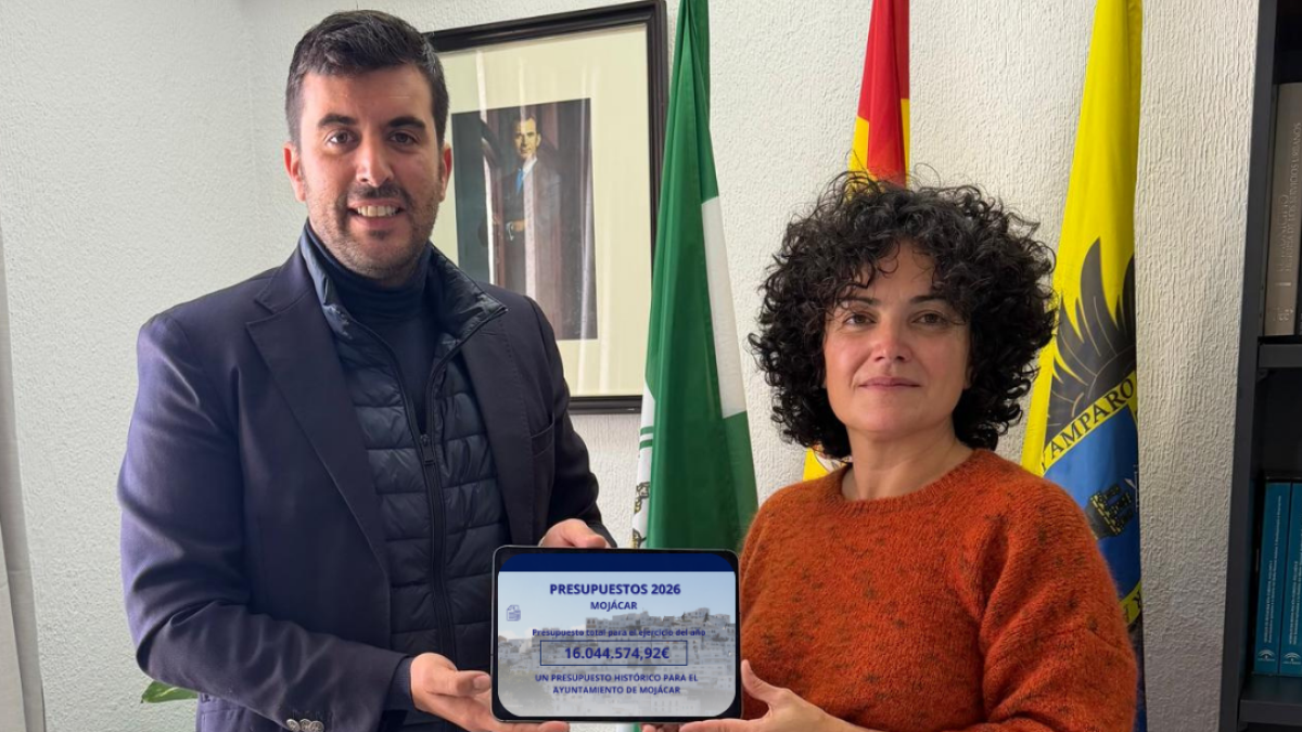 El alcalde de Mojácar y la edil con los presupuestos para 2026.