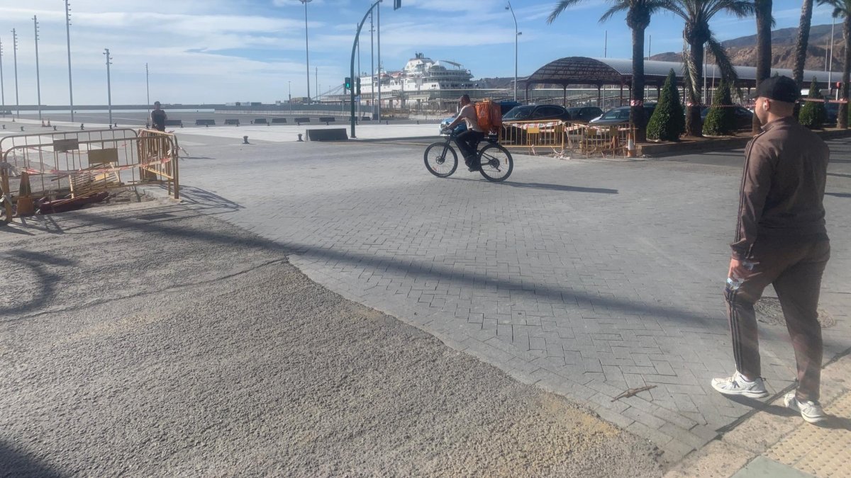 Paso de peatones que conecta el Muelle de Levante con el Parque Nicolás Salmerón