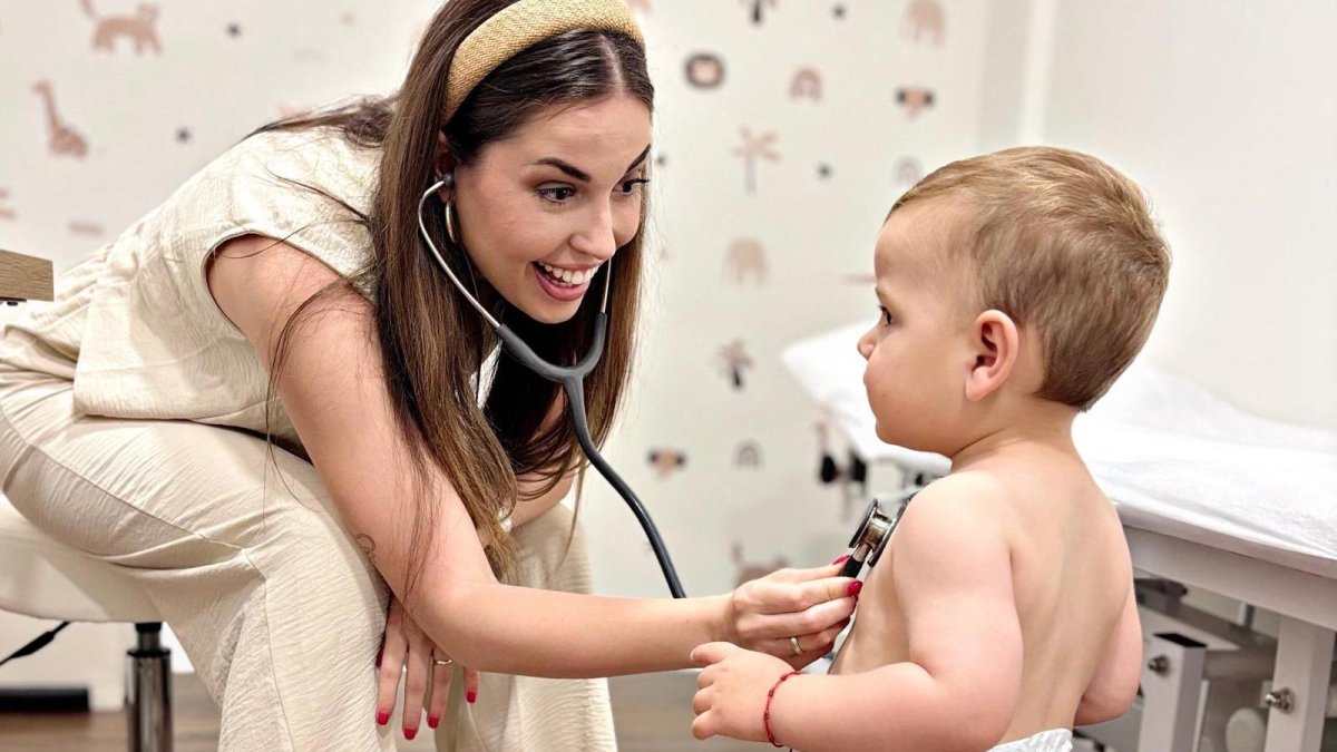 Profesional de Clínica BEMU durante una sesión de fisioterapia respiratoria pediátrica.