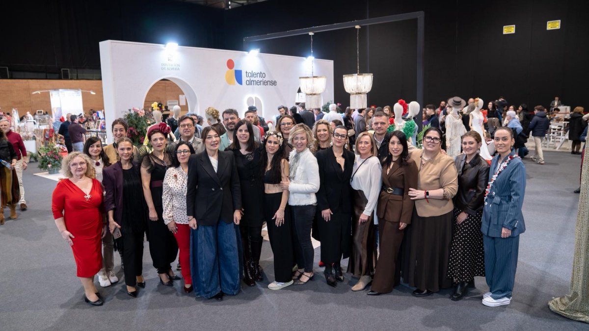 Foto de familia en el stand de Talento Almeriense de la Semana Internacional de la Moda Flamenca de Sevilla.