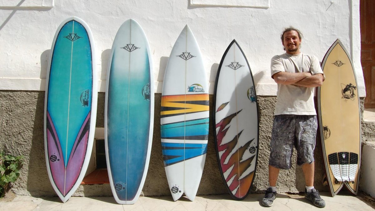 Alfredo Veas con tablas de surf diseñadas y creadas en su taller de Vélez-Blanco.
