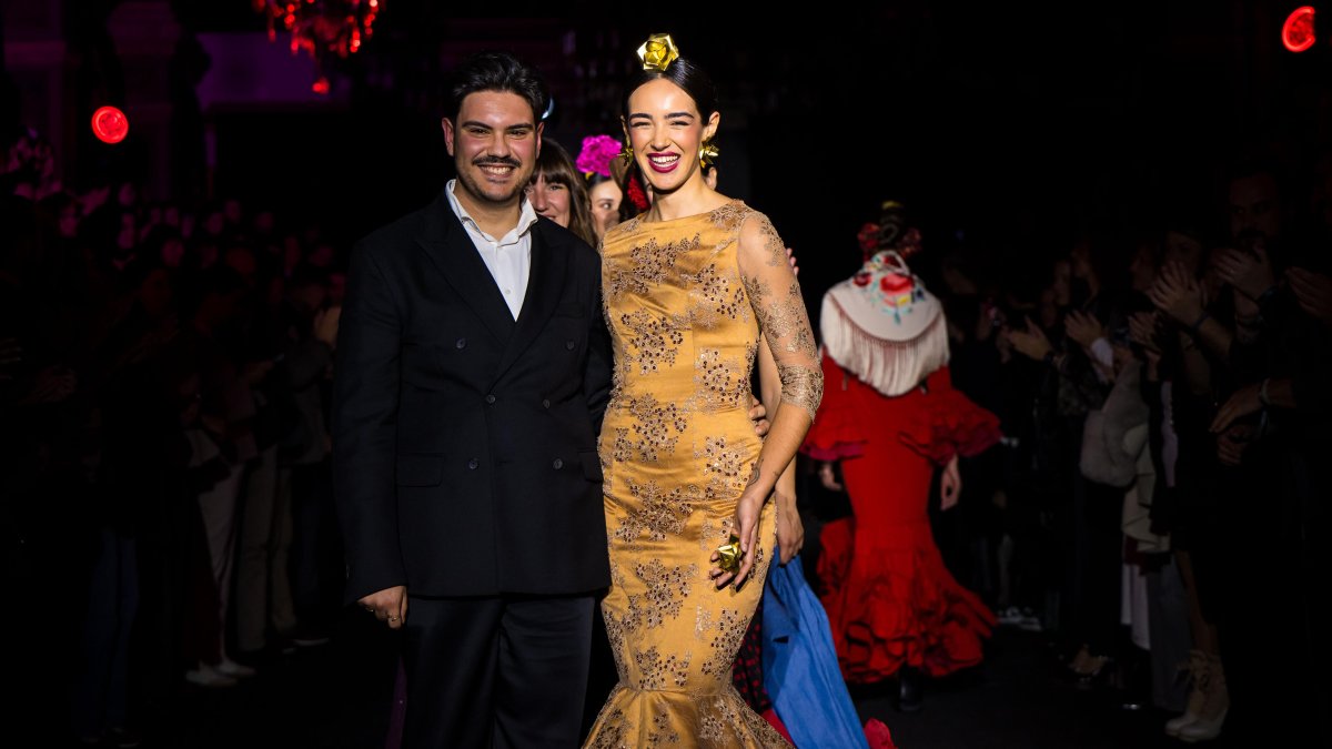 Antonio González presentando su colección en una de las pasarelas de moda flamenca más influyentes del mundo.