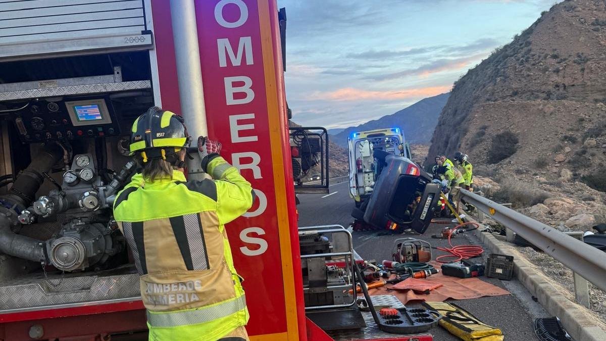 Bomberos rescatan a dos personas tras un accidente en una carretera de Almería, en una imagen de archivo.
