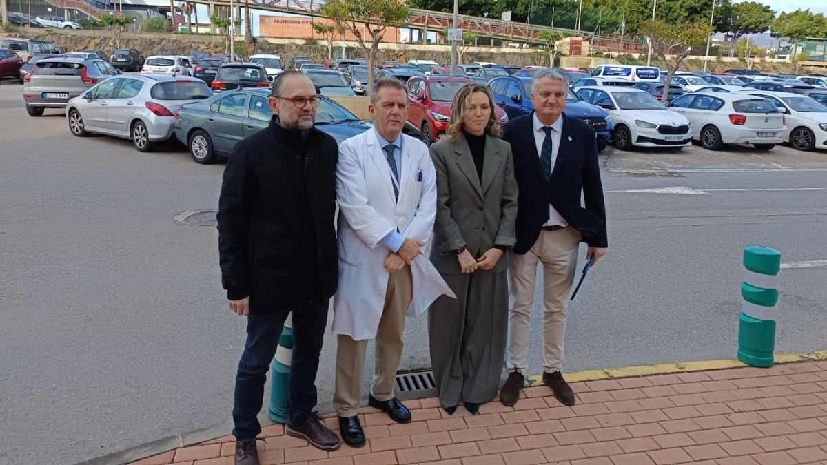 Responsables sanitarios y municipales delante del parking que duplicará sus plazas tras la obra.