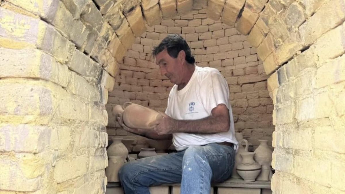 Salvador Hernández, el alfarero veratense que ha construido su propio horno artesanal.