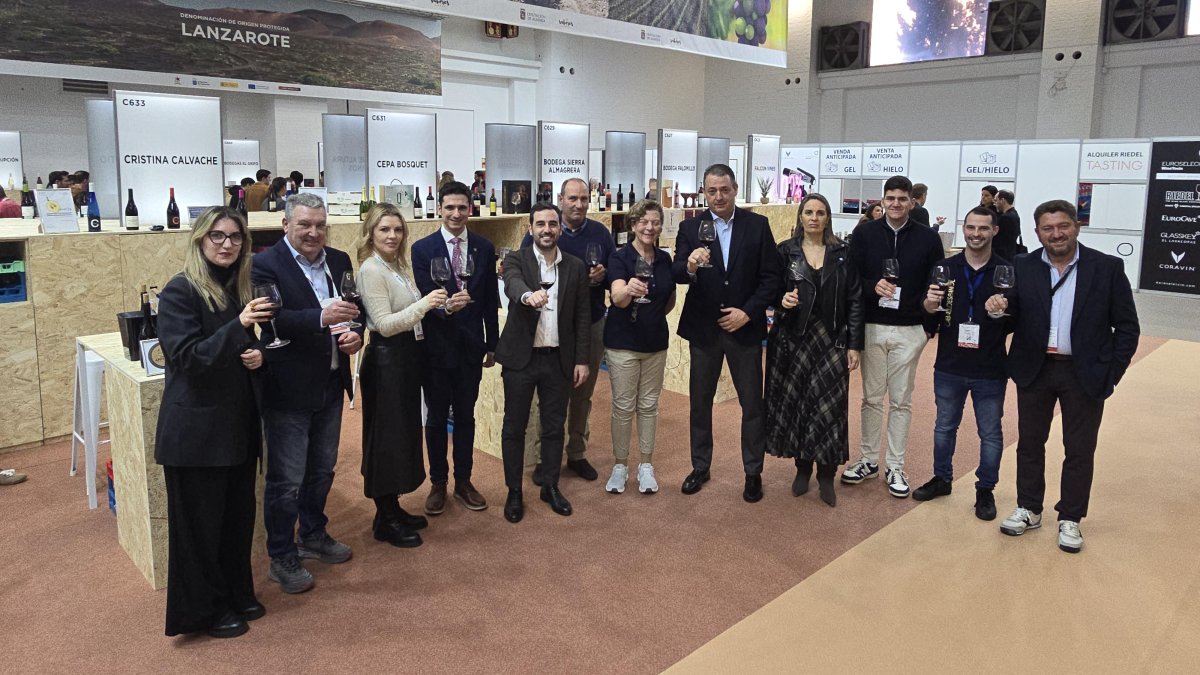 Representantes institucionales y bodegueros almerienses en el espacio de ‘Sabores Almería’ en Barcelona Wine Week.