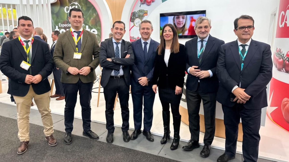 La presidenta de la APA, Rosario Soto, autoridades de la provincia de Almería y el presidente de Cajamar.