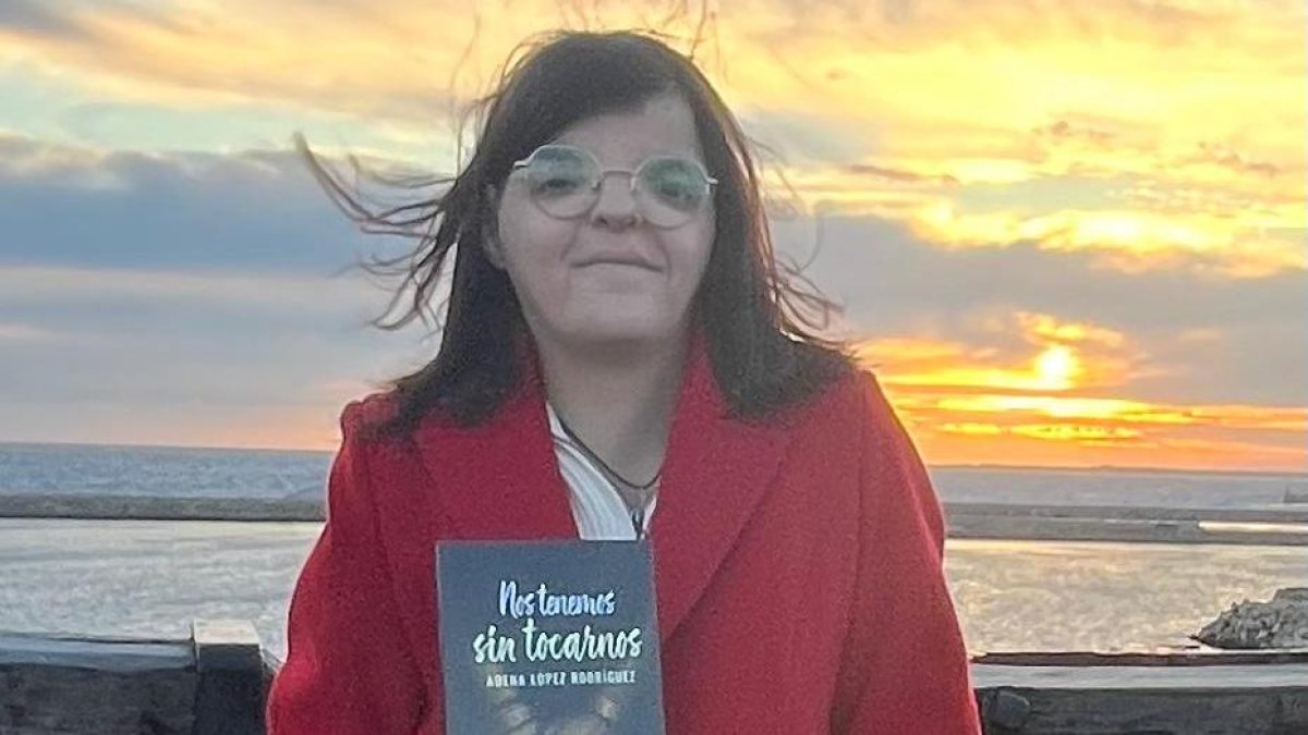 Adena López Rodríguez posa con su libro ‘Nos tenemos sin tocarnos’ en el Cable Inglés.