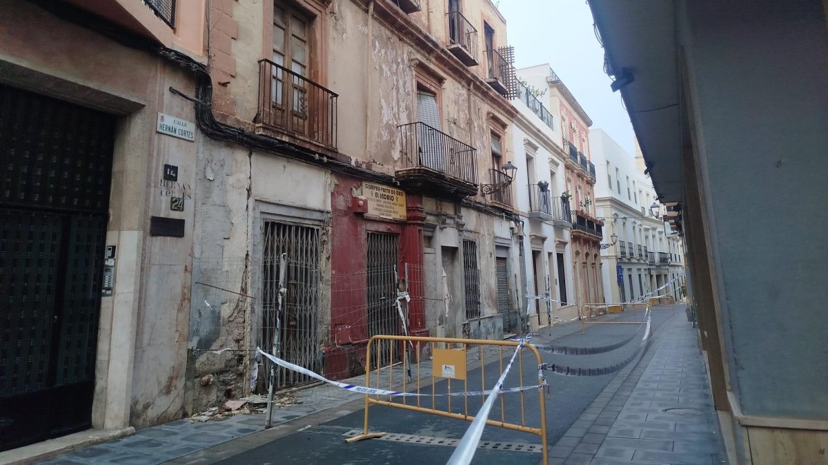 Calle Hernán Cortés cerrada al tráfico