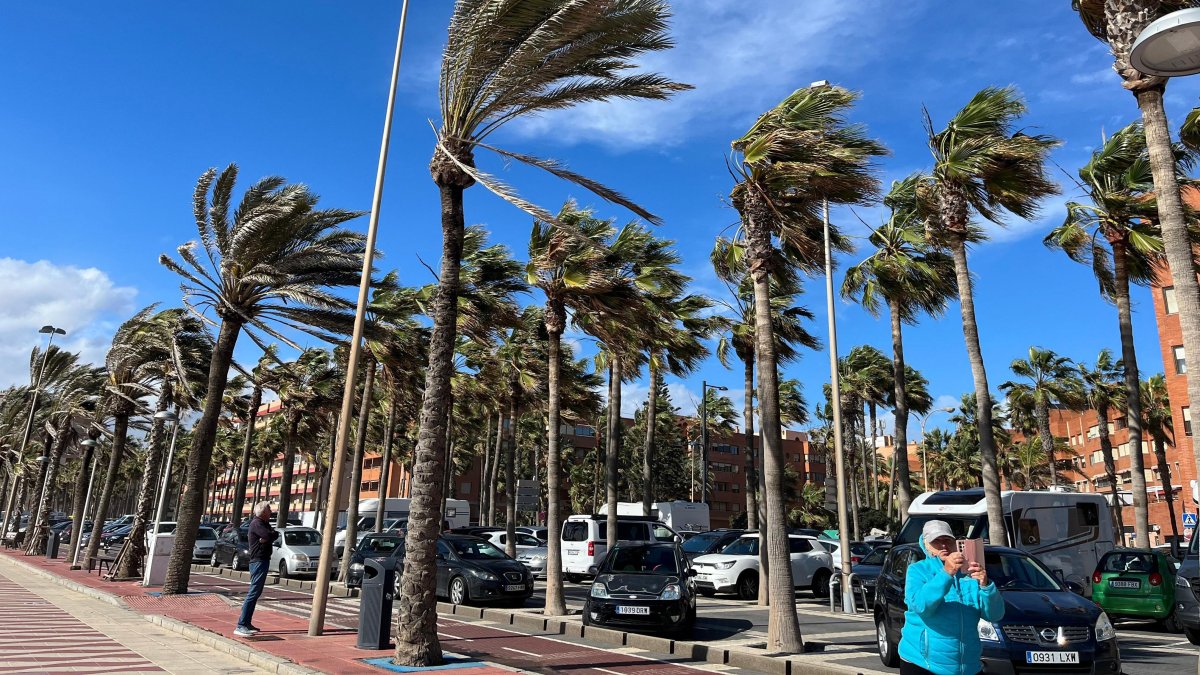 Una jornada de viento en Almería en una imagen de archivo.