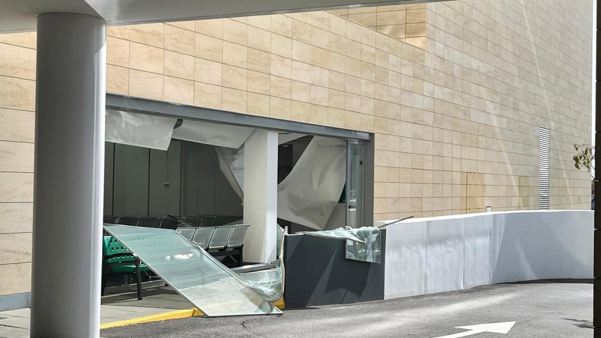 El viento rompe una cristalera en el Materno Infantil.