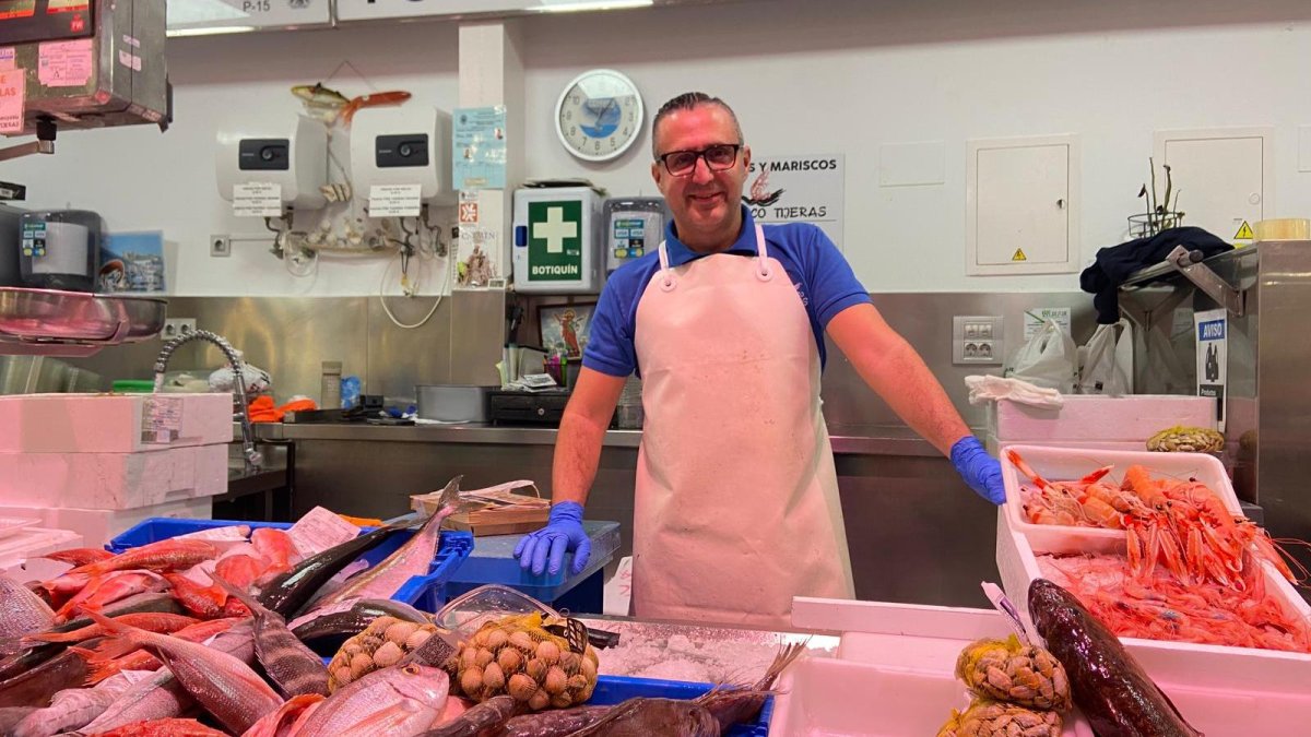 Francisco Tijeras tras el mostrador de su puesto de pescado y marisco en el Mercado Central de Almería.