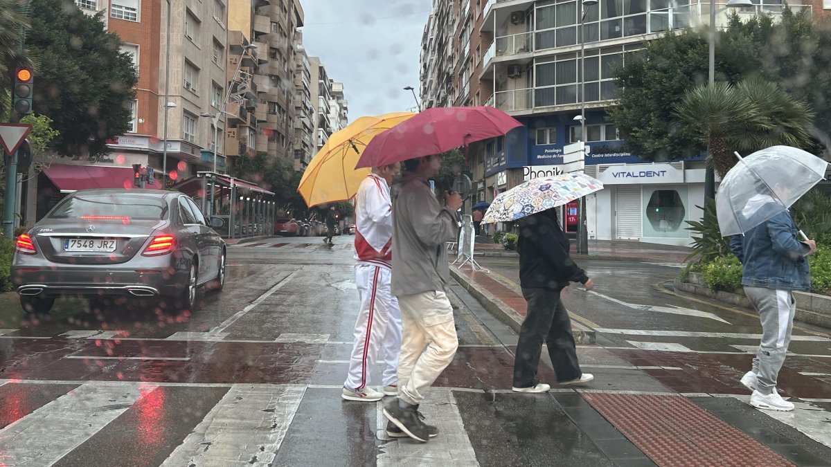 Lluvia en la Rambla de la capital almeriense, en imagen de archivo.