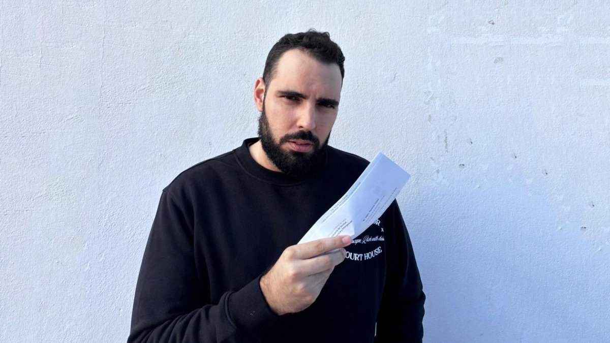 Abel Pons con la carta del SAS, cual Pilar Rubio frente a la comisaría.