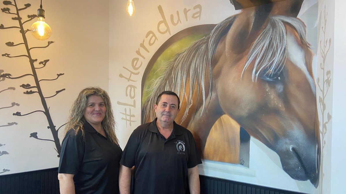 Mari junto a su marido, dueños de La Herradura.