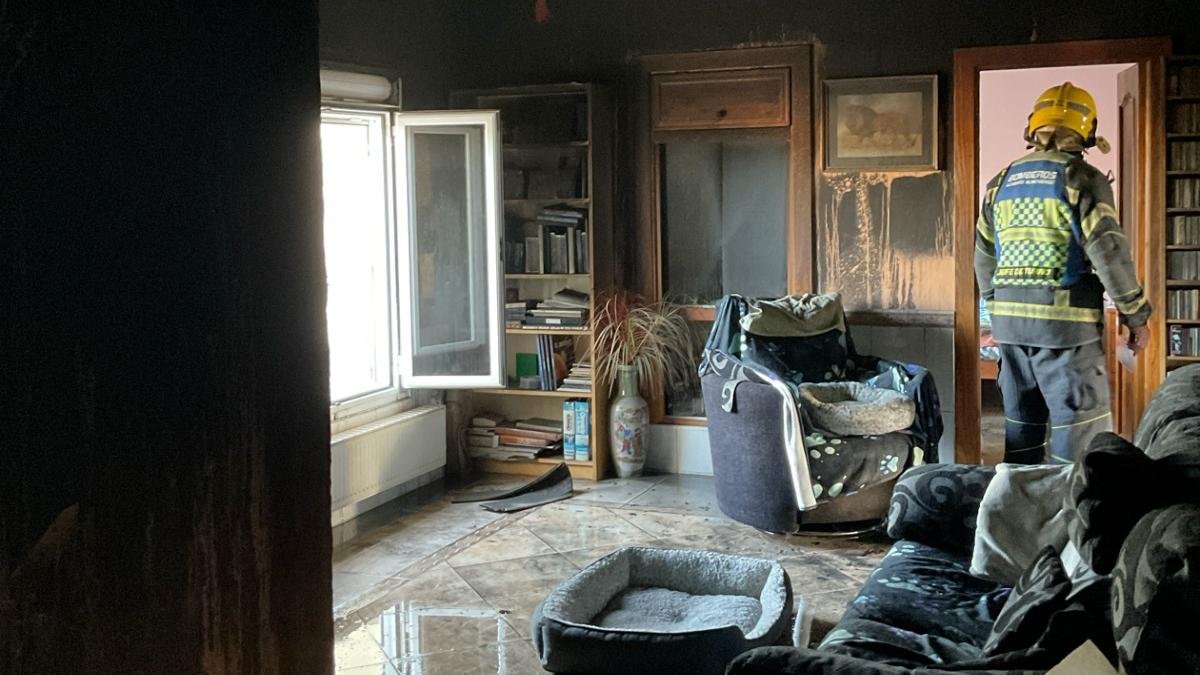 Interior de la vivienda en el paraje de Los Llanos tras sofocar las llamas.