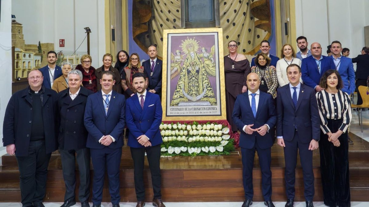 Autoridades y Hermandad Virgen de las Angustias en la presentación del cartel.