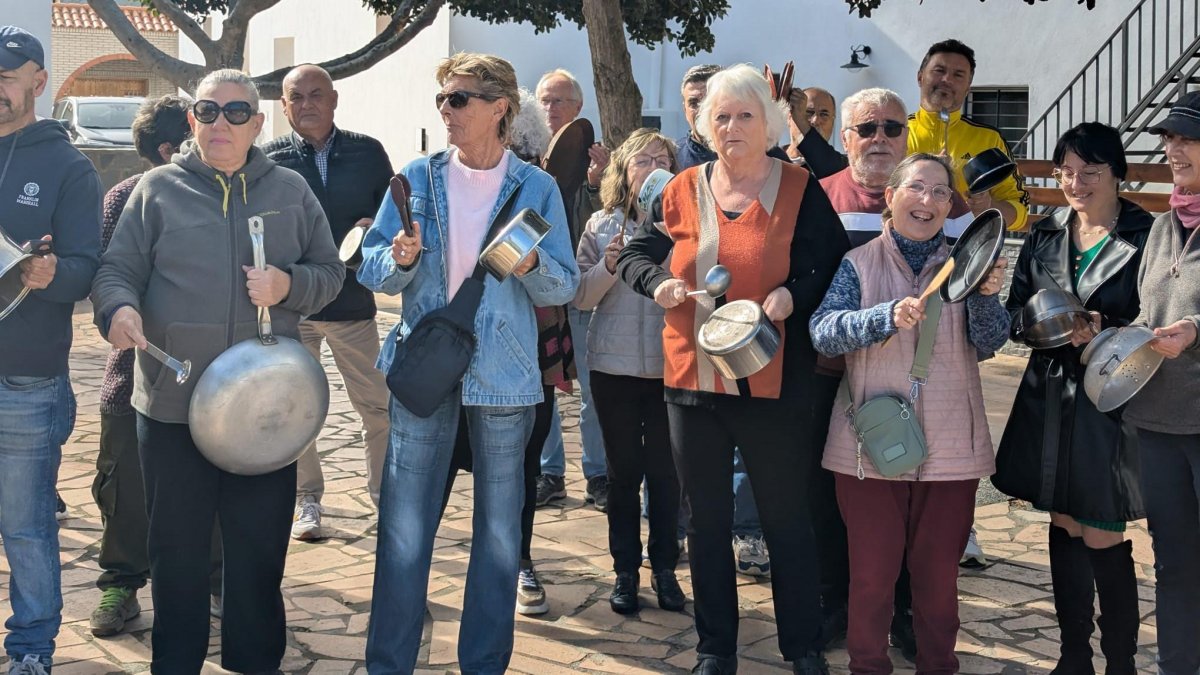 Cacerolada en Rodalquilar por los cortes de luz.