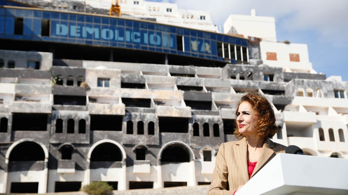 La vicepresidenta primera y ministra de Hacienda, María Jesús Montero, frente al hotel de la playa de El Algarrobico, en Carboneras.