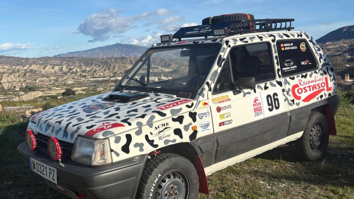 Gregorio Gil y Jesús García, participan a bordo de este Seat Panda con m´ñas de 35 años.
