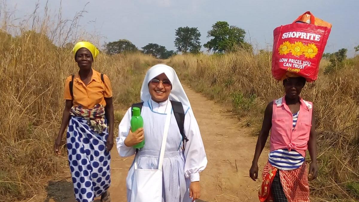 La hermana Justina Soriano Méndez, colaboradora de Manos Unidas y misionera de la congregación de San Juan Bautista, junto a dos angoleñas.